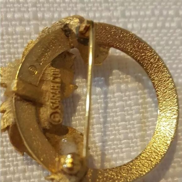 Vintage Sarah Coventry Signed Gold Tone Circle Brooch Pin Leaf with Faux Pearls - Picture 6 of 8